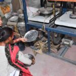 बिरकौनी गौठान में दोना पत्तल बनाकर महिलाएं बन रही हैं स्वावलंबी