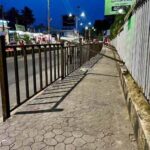 दंतेवाड़ा में बुजुर्गों-महिलाओं और बच्चों की सुरक्षा को देखते हुये पाथवे पर लगाया जा रहा रैलिंग