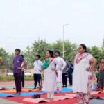 जनजातीय विद्यार्थियों ने ‘वसुधैव कुटुम्बकम के लिए योग’ थीम पर किया योगाभ्यास