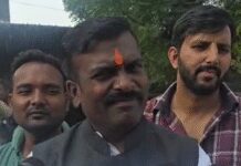छत्तीसगढ़: सूरजपुर में शव सड़क पर रखकर ग्रामीणों का प्रदर्शन, हत्यारोपियों को गिरफ्तार करने की मांग