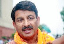 पीएम मोदी ने जवानों संग मनाई दीपावली, मनोज तिवारी बोले- हमारा असली परिवार सीमाओं पर तैनात