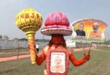 पीएम मोदी का जबरा फैन, भगवान हनुमान की वेशभूषा में 160 रैलियों में हुआ शामिल
