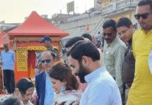 एमएस धोनी की पत्नी साक्षी धोनी ने हर की पौड़ी में लगाई आस्था की डुबकी