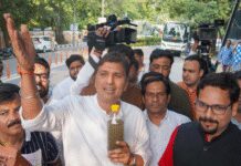 दिल्ली : यमुना का पानी लेकर मुख्यमंत्री आवास पहुंचे ‘आप’ नेता, पुलिस ने रोका