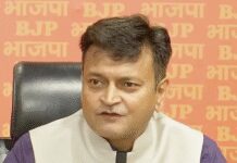 तेजस्वी के ‘बिहार का नायक’ पोस्टर पर अजय आलोक ने कसा तंज, बोले-पहले आईने में अपनी शक्ल देखें