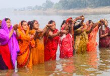 जब सूर्यदेव ने असुर को दिया अपना पुत्र बनने का वरदान, जानिए छठ व्रत से जुड़ी कर्ण की कहानी