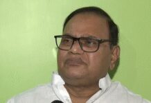 तेजस्वी के पोस्टर पर तीखी बयानबाजी, भीम सिंह बोले-‘खलनायक’ के परिवार का आदमी नायक कैसे?