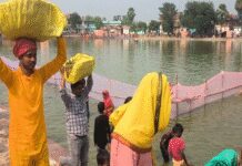 छठ महापर्व पर बिहार के उलार सूर्य मंदिर में दिखी भक्तों की भीड़, कुंड में भक्तों ने किया स्नान