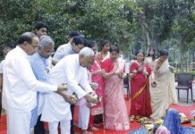 बिहार में छठ महापर्व की अद्भुत छटा, अस्ताचलगामी के बाद उदीयमान सूर्य देव को अर्घ्य देने का इंतजार