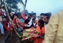 झारखंड में छठ महापर्व की धूम, डूबते सूर्य को अर्घ्य देने घाटों पर उमड़ा श्रद्धालुओं का सैलाब
