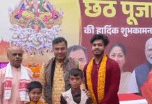 दिल्ली: मंत्री प्रवेश वर्मा ने छठव्रतियों के लिए घर के लोन में बनवा दिया छठ घाट, पत्नी संग अनुष्ठान में हुए शामिल