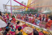 नोएडा में लाखों श्रद्धालुओं ने छठ महापर्व पर अस्ताचलगामी सूर्य को दिया अर्घ्य