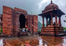 भोजपुर का रहस्यमयी शिव मंदिर, जहां जलहरी पर चढ़कर होता है शिवलिंग का अभिषेक