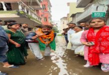 छपरा की गलियों का जमा पानी दिखाकर खेसारी लाल यादव ने साधा एनडीए सरकार पर निशाना