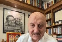 अनुपम खेर स्विट्जरलैंड से लौटते ही पहुंचे सतीश शाह के घर