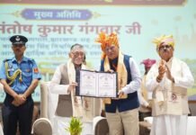 मानद डॉक्टरेट से सम्मानित हुए आरएनटीयू के कुलाधिपति संतोष चौबे, तकनीक से साहित्य तक गढ़ी अपनी अलग पहचान